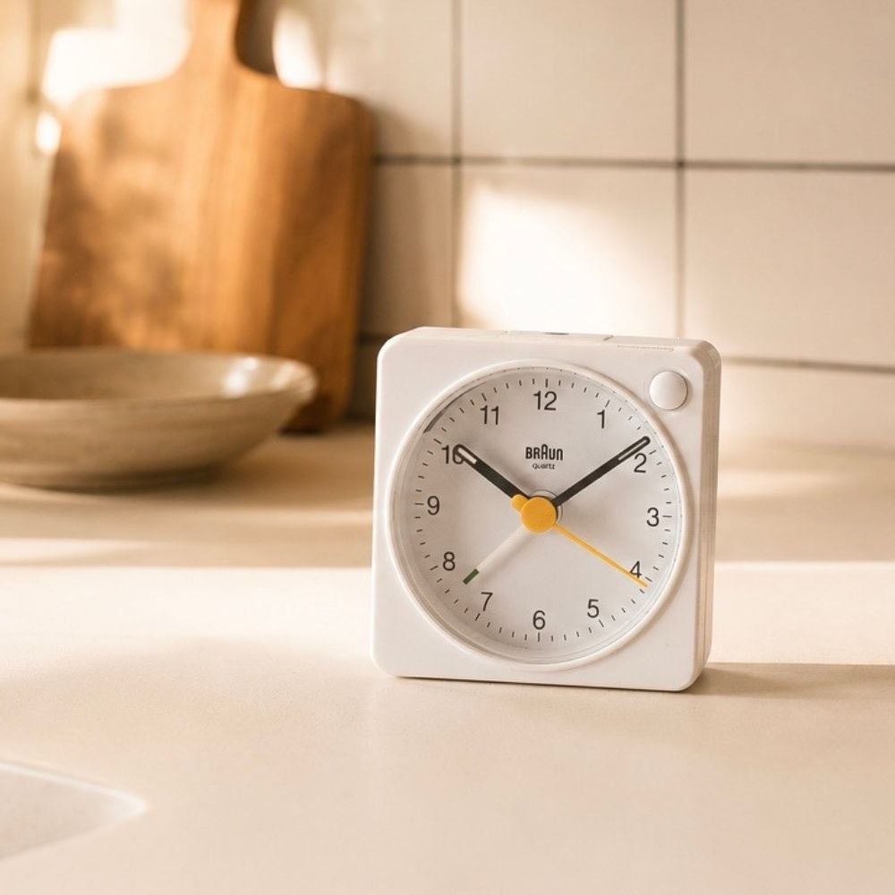 往年の名作「AB1(1987年)」をベースに再現 BRAUN ALARM CLOCK WHITE BC02XW （ブラウン置き時計 アナログアラームクロックホワイト）